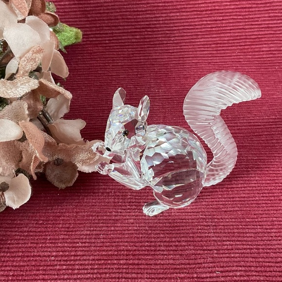 Swarovski Crystal 7400 097 001 SCS 10th Anniversary Squirrel Frosted Tail - Picture 1 of 9